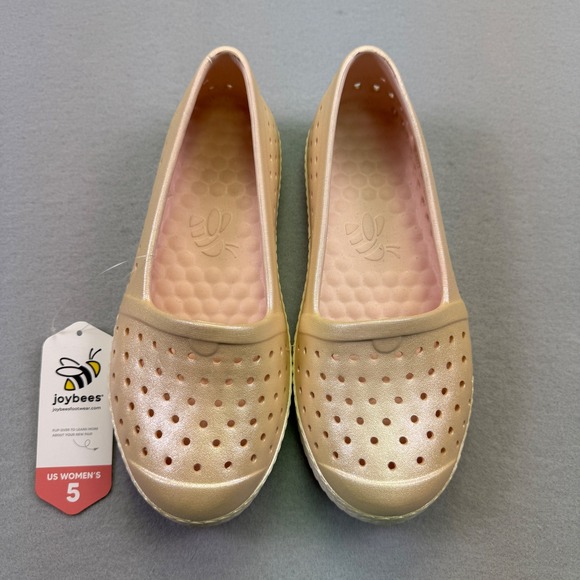 Joybees Women's Slip On Comfort Shoes Gold Perforated Flats Size 5 NWT Champagne - Picture 3 of 5